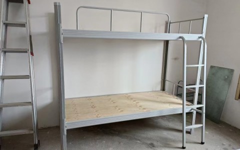 某工地员工宿舍外挂梯款高低上下铺双层床案例